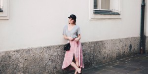 Beitragsbild des Blogbeitrags Sportliches Freizeit-Outfit mit rosa Samtrock und Wifey Baseball Kappe
