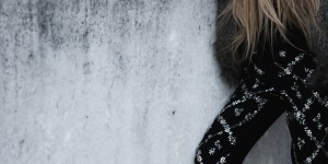 Beitragsbild des Blogbeitrags Das ideale Sonntagsoutfit: Faux Fur & Converse