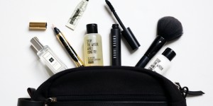 Beitragsbild des Blogbeitrags BEAUTY TRAVEL ESSENTIALS