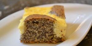 Beitragsbild des Blogbeitrags Mohn Topfenschnitte