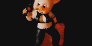 Beitragsbild des Blogbeitrags Last Photo Shoot Of The Year: Miss Piggy as Goth Cowgirl