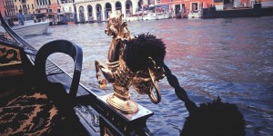 Beitragsbild des Blogbeitrags Gliding in a Gondola through Venice, Italy