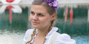 Beitragsbild des Blogbeitrags DIY Dirndl Blumen Haarschmuck