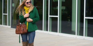 Beitragsbild des Blogbeitrags kurzer Trenchcoat, CK-Jenas, kleine miumiu-Tasche und gelber Schal
