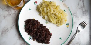 Beitragsbild des Blogbeitrags back to the roots. Młoda kapusta – Süßes Jungkraut mit Blutwurst