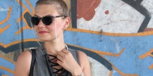 Beitragsbild des Blogbeitrags #ootd Schlauchkleid von Zara, optische Sonnenbrille von My Spexx und diy Accessoires 