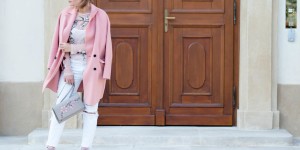 Beitragsbild des Blogbeitrags #ootd in ballet slipper Herbstmantel vom Zara, Samt Ankle Boots von New Look, besticktem Shirt und Used Jeans 