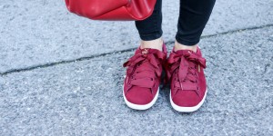 Beitragsbild des Blogbeitrags #ootd in Tawny Port Sneakers mit großen Maschen von Puma und punkiger Karo-Jacke