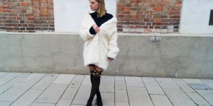 Beitragsbild des Blogbeitrags #Weihnachtsoutfit in Marina Hörmanseder Strumpfhose, kleinem Schwarzen, Sockshoes und Teddy Mantel
