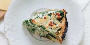 Beitragsbild des Blogbeitrags Glutenfreier low fodmap Pfannkuchen-Spinat-Kuchen mit Käse – Cook it your way