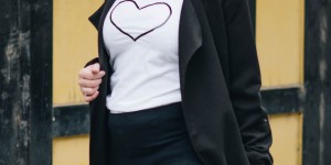 Beitragsbild des Blogbeitrags #Valentinstagsoutfit in DIY Herz-Shirt, Vero Moda Tellerrock, schwarzem Trenchcoat und DIY Maschen-Pumps