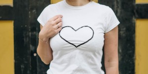 Beitragsbild des Blogbeitrags DIY Herz-Pailletten-Shirt 