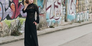 Beitragsbild des Blogbeitrags #Datenight Outfit in Bluse aus Netzstoff mit Punkten von Only, Hose mit weitem Bein von twenty8twelve und flache Stiefletten mit Punkten von Zara 