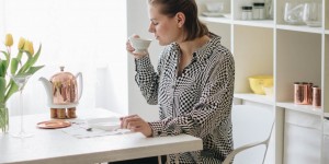 Beitragsbild des Blogbeitrags #BrunchOutfit in Escada Vintage Seidenbluse, Lederhose und Lederstiefeln