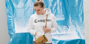 Beitragsbild des Blogbeitrags #BrunchOutfit mit gestreifem Bleistiftrock, Compton Hoodie, Sockshoes Overknees und gelber Minibag
