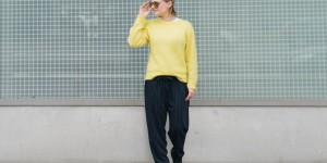 Beitragsbild des Blogbeitrags #Stoffhosen Outfit in Pyjama Pants, gelbem Pullover von & Other Stories, Samt-Sneaker und NewLook Sonnenbrille 