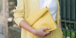 Beitragsbild des Blogbeitrags #Stoffhosen Outfit in gelber Joggerpants, oversize Blazer und Paperbag in Pastellgelb und bunten PomPom Heels 