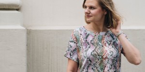 Beitragsbild des Blogbeitrags #Sommerrock Outfit in monochromen Zweiteiler von Marc Cain, Hugo Boss Tasche und nude Slingbacks von Zara
