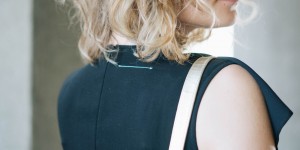 Beitragsbild des Blogbeitrags #basicblack Outfit in Kleinem Schwarzen von Maison Margiela, goldenem Vintage Rucksack, Highheels mit goldenem Absatz und goldener Sonnenbrille