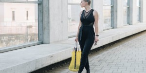 Beitragsbild des Blogbeitrags #basicblack Outfit im French Connection Overall, Stradivarius Mesh Shopper und Sommerstiefletten mit Punkten 