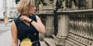 Beitragsbild des Blogbeitrags #basicblack Outfit in schwarzem Safari-Kleid und Ananas Bauchtasche, Mules mit Goldabsatz und neuem Short Bob 