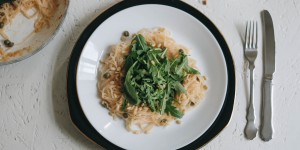 Beitragsbild des Blogbeitrags Nudeln in Zitronen-Chili-Sauce mit Rucola und Pinienkernen