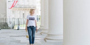 Beitragsbild des Blogbeitrags #Sommertrend Transparenz in Statement Shirt von Mango, Bule Jeans, transparenten yellow High Heels und DIY transparent Bag