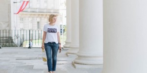 Beitragsbild des Blogbeitrags #Sommertrend Transparenz in Statement Shirt von Mango, Bule Jeans, transparenten yellow High Heels und DIY transparent Bag 