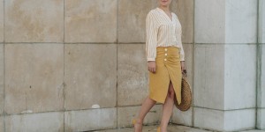 Beitragsbild des Blogbeitrags #Sommeroutfit in Leinenrock und Streifenbluse von Zara, runder DIY Strohtasche, Jil Sander Sonnenbrille und transparenten Pumps von Mango