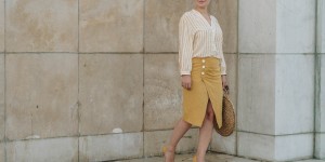 Beitragsbild des Blogbeitrags #Sommeroutfit in Leinenrock und Streifenbluse von Zara, runder DIY Strohtasche, Jil Sander Sonnenbrille und transparenten Pumps von Mango 