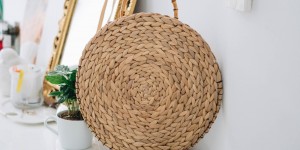Beitragsbild des Blogbeitrags Ikea Hacking – Runde DIY Strohtasche im Sommer