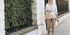 Beitragsbild des Blogbeitrags #Sommeroutfit in Folklore-Tunika, Leinenhose, DIY Fake-Fur Beuteltasche, goldenem Gürtel und Block-Heels mit Pelz