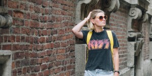 Beitragsbild des Blogbeitrags #Sommeroutfit in JeansShorts, Kiss Band-Shirt, Regenbogen Sneakers und gelben Sportsocken 