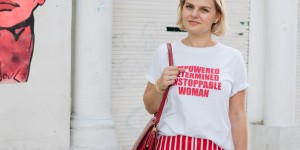 Beitragsbild des Blogbeitrags #Sommeroutfit in rot gestreifter Hose, Schnürsandalen und Statement Shirt