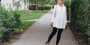 Beitragsbild des Blogbeitrags BlackAndWhite Outfit in weißer Tunkia-Bluse von Lineight, Mini-Pochette von Louis Vuitton, Jeggings mit Fußschlaufen, Mules mit Goldabsatz und runder Sonnenbrille 