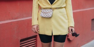 Beitragsbild des Blogbeitrags #Blazer Outfit in gelb mit Radlerhosen, Louis Vuitton Bauchtasche, Beret und Plateau Flats 