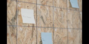Beitragsbild des Blogbeitrags Großer DIY Acrylglasplatten* Wandkalender fürs Büro mit Kanban Board