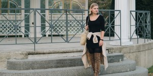 Beitragsbild des Blogbeitrags #Herbstoutfit in kleinem Schwarzem, Burberry Trenchcoat, Overknees und DIY Fake Fur Tasche 