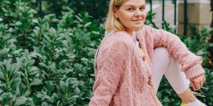 Beitragsbild des Blogbeitrags #Herbstoutfit in rosa oversize Pullover, Marc Cain Jeans, Mellow Yellow Plateau Flats und Bimba y Lola Tasche