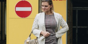 Beitragsbild des Blogbeitrags #Mantel Outfit in DIY Nieten-Trenchcoat, kariertem Kleid, Miu Miu Tasche und Nude Platform Lack Sneakers