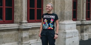 Beitragsbild des Blogbeitrags #Herbst Outfit in HMxMoschino Shirt und Tasche, Army Parka, Sockshoes und Bundfaltenhose