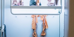 Beitragsbild des Blogbeitrags DIY LED-Schuhregal an der Wand*
