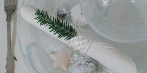 Beitragsbild des Blogbeitrags BLOGGER-X-MAS-DINNER: weiße DIY Tischdeko 