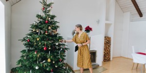 Beitragsbild des Blogbeitrags #Silvester-Outfit in gepunktetem Jumpsuit von PrettyLittleThing, DIY-Maschen-Heels, Moschino Blazer und vintage Schlangenleder-Tasche