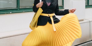 Beitragsbild des Blogbeitrags #Frühjahres Outfit in gelbem Faltenrock von Asos, Kiss Bandshirt, Moschino Blazer, Cut-Out-Boots und Mesch-Tasche 