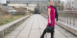 Beitragsbild des Blogbeitrags #Datenight Outfit in Hochgeschlossenem Midikleid aus Samt von Asos, Lederjacke von Mango, Boots von OMG, Tasche von Marc von Marc Jacobs und DIY Choker