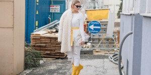 Beitragsbild des Blogbeitrags #Valentinstagsoutfit: in Winter White Teddymantel, Pullover und Ripped Jeans, Hunter Gummiestiefeln und Cat-Eye-Sonnenbrille von Hallhuber 