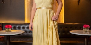 Beitragsbild des Blogbeitrags #Ball-Outfit: in plissiertem Maxikleid von TFNC, Hugo Boss Sandalen und Vintage Dior Clutch + Outfit-Tipps*