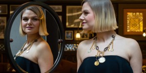 Beitragsbild des Blogbeitrags #Ball-Outfit: Ted Baker Teara asymmetrischer Overall mit D&G Halskette, Statement Haarspange und Heels mit Goldabsatz