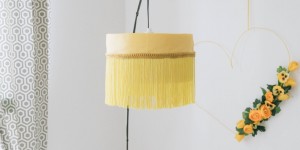 Beitragsbild des Blogbeitrags DIY Fransen-Lampenschirm